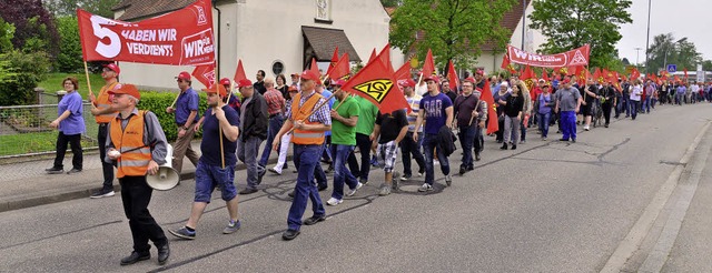 Geordneter Protestzug in Teningen   | Foto: Dieter Erggelet