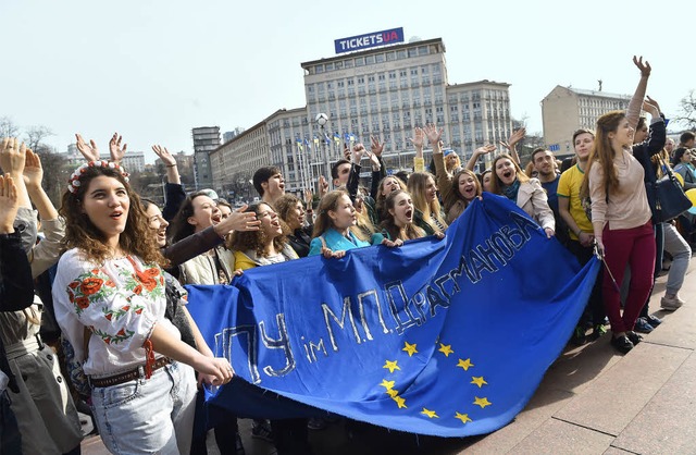 Ukrainische Studenten demonstrieren im...das Assoziierungsabkommen mit der EU.   | Foto: AFP