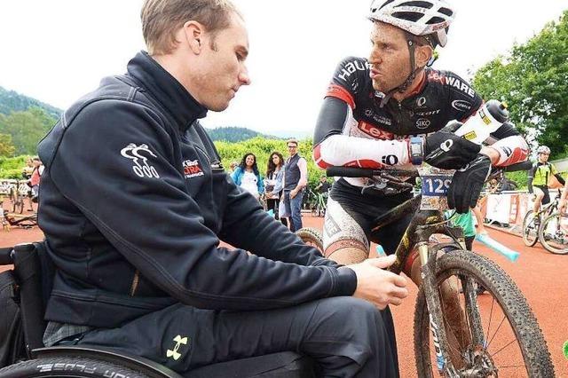 Der gelhmte Benjamin Rudiger arbeitet beim Ultra-Bike mit