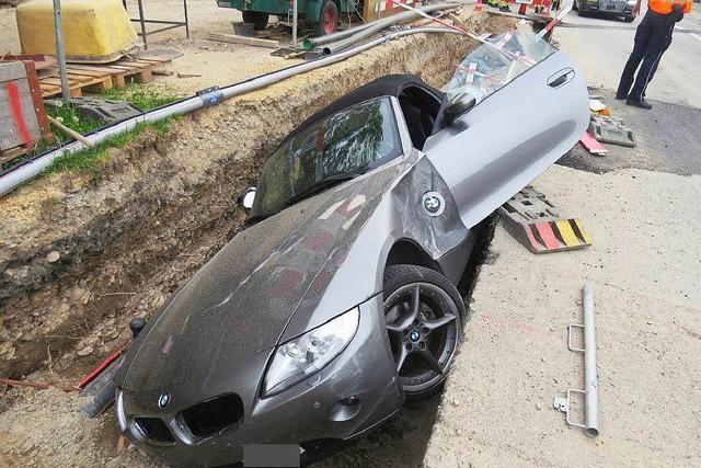 BMW landet im Baustellengraben