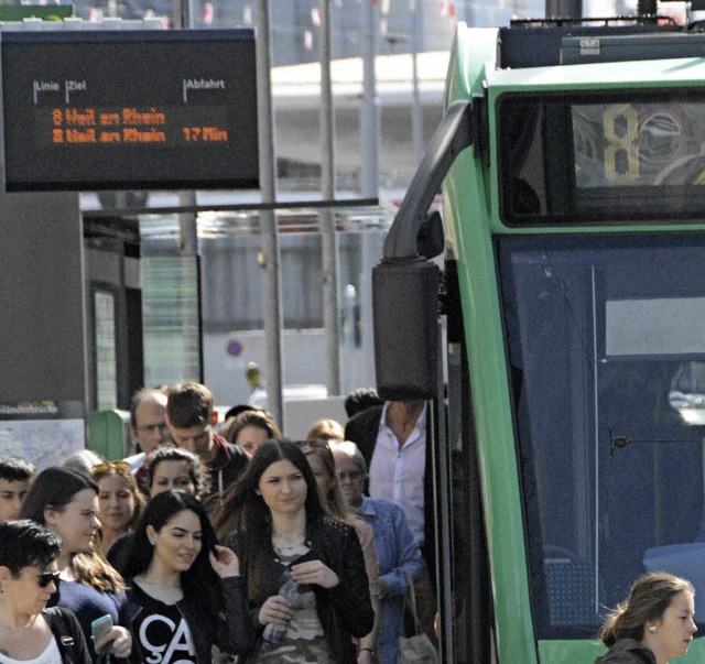 Fahrgastinformationen, wie sie an der ...ordert die Stadt auch beim Busverkehr.  | Foto: LAUBER