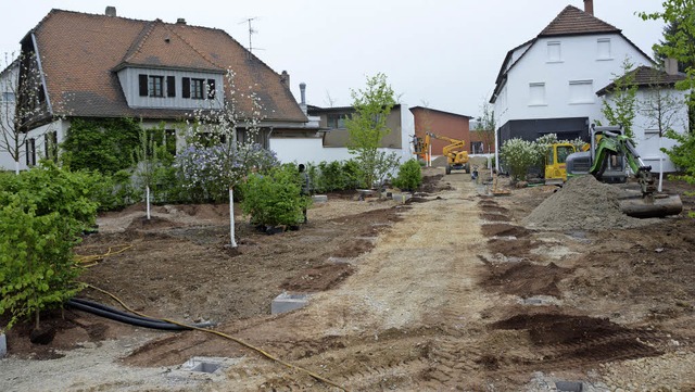 Durch einen Garten erreichen die Besuc...ftig von der B3 her den Vitra Campus.   | Foto: Lauber