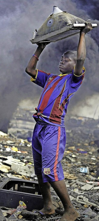 Menschenkraft statt Hightech: Mllaufbereitung in Afrika (Agbogbloshie, Ghana)  | Foto: dpa