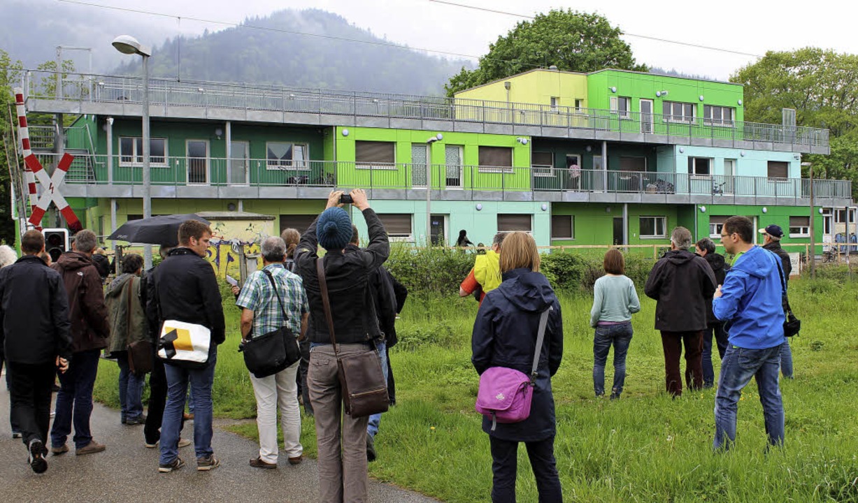 Die Exkursionsteilnehmer vor der Flch... in Holztafelbauweise errichtet wurde.  | Foto: Erich Krieger