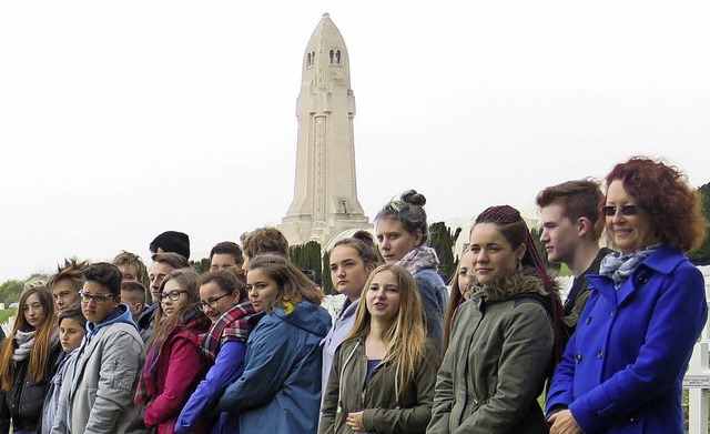 <BZ-FotoAnlauf>Kriegsgedenken: </BZ-Fo...m Turm des Beinhauses im Hintergrund.   | Foto: Christine Ehlenbrker