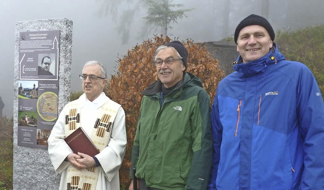 Feierlicher Akt: Pfarrer Claus Bohnert...nweistafel, Michael Bhl (von links).   | Foto: Eberhard Gro