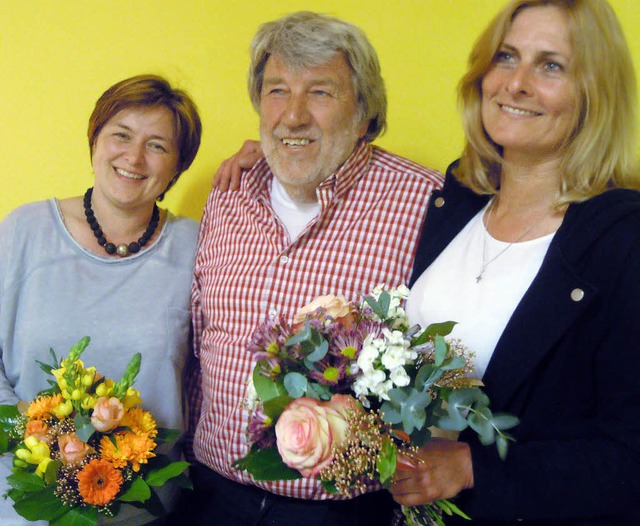 Blumen gab&#8217;s vom Vorsitzenden Wo...ahren Hausaufgabenbetreuung anbietet.   | Foto: Jutta Rogge