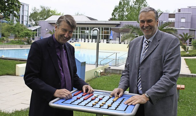 Bder-Chef Rolf Rubsamen (links) und A...ieren einen der neuen Spieltische aus.  | Foto: Barbara Schmidt