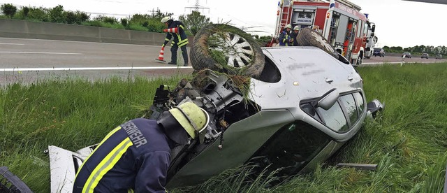 War das riskante berholmanver eines ...in Firmenwagen ist nur noch Schrott.    | Foto: Feuerwehr Achern