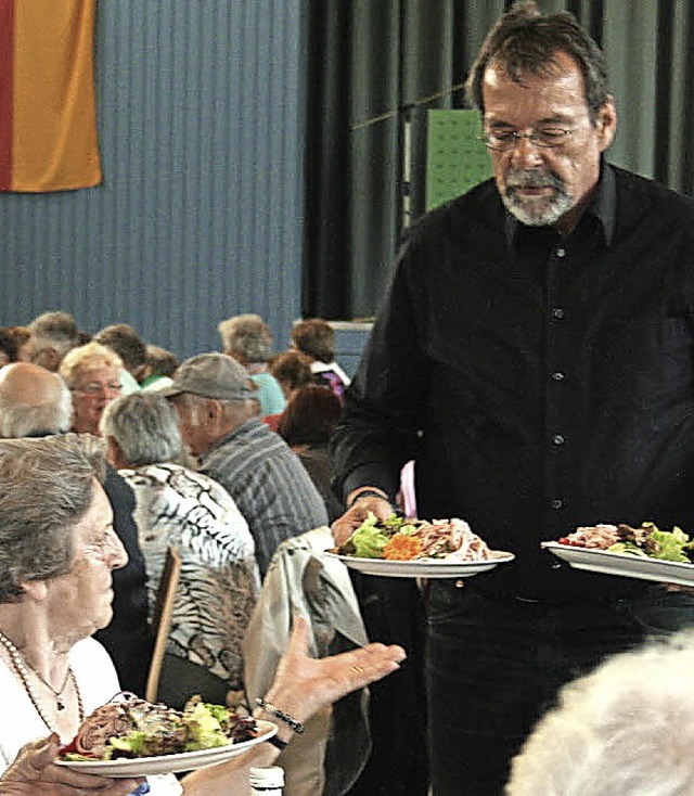 Auch Brgermeister Martin Obert bewirtete die Senioren.  | Foto: Jakob