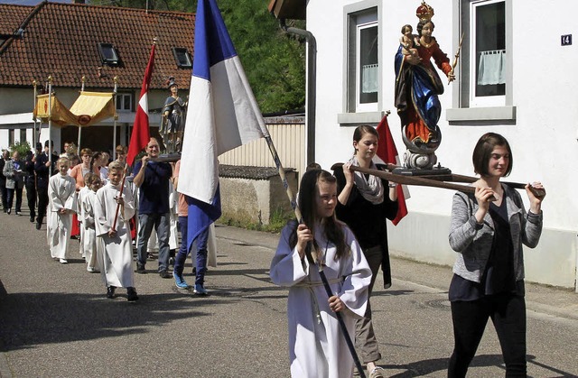 Die Mitglieder der Kirchengemeinde Sch...eierlichen  Prozession durch das Dorf.  | Foto: Herbert trogus
