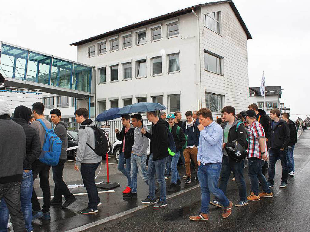 Massen von Schülern strömen zu den HeDu Ausbildungstagen, um sich über die vielfältigen Berufsmöglichkeiten in Bonndorf zu informieren. Massen von Schülern strömen zu den HeDu Ausbildungstagen, um sich über die vielfältigen Berufsmöglichkeiten in Bonndorf zu informieren.