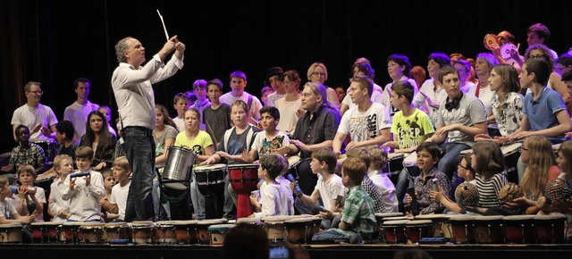 Schlagzeuglehrer Daniel Schay dirigiert das groe Finale.  | Foto: judith reinbold