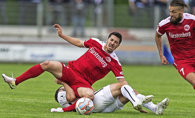 Auch wenn es weh tut: die Bahlinger Se...Yannick Hringer beim 3:1 gegen Kassel  | Foto: seeger