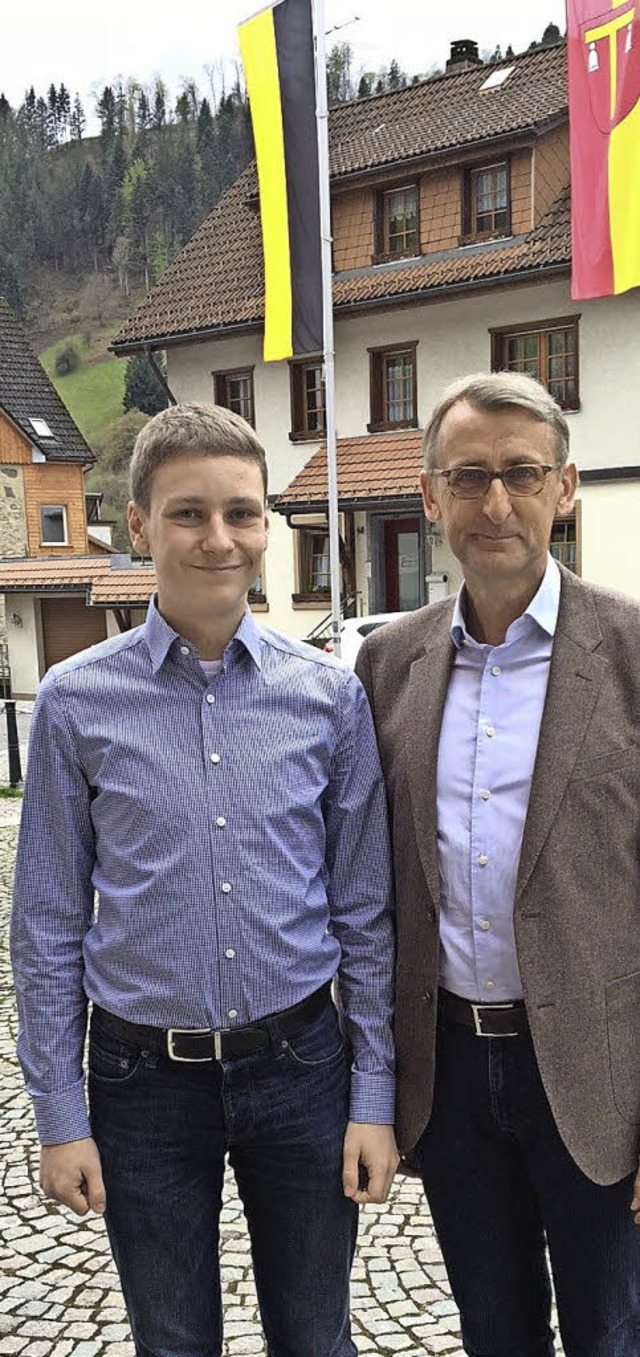 Samuel Roths besucht derzeit noch die ...ebung teilnehmen. Rechts: MdB Schuster  | Foto: zvg