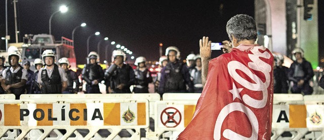 Ein Mann demonstriert vor dem Parlament in Brasilia fr Dilma Rousseff.   | Foto: AFP