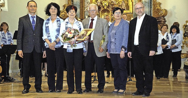 Besondere Ehrung bei Maiandacht (von l...ne Blum und Pfarrer Bernhard Schneider  | Foto: Jrgen Schweizer