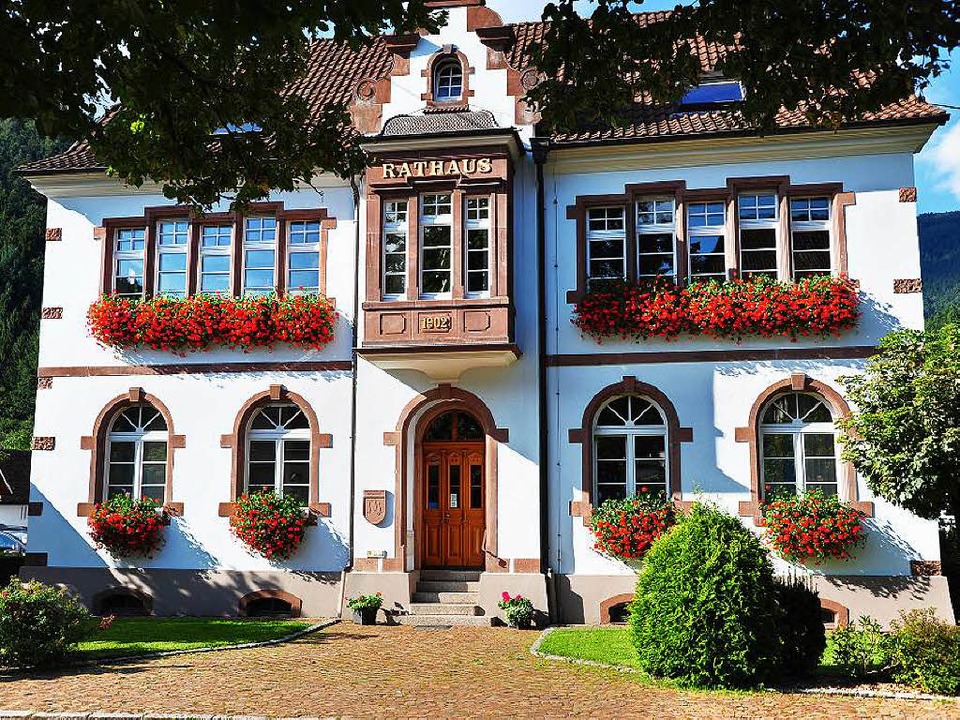 Wer will hier arbeiten? Das Rathaus Si...en 16. Oktober sind Wahlen terminiert.  | Foto: Horst Dauenhauer