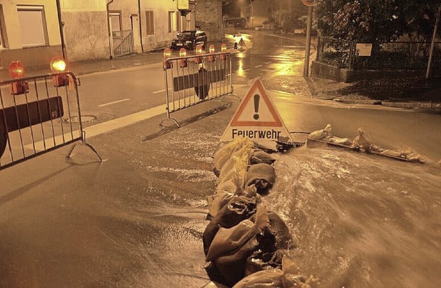 Sandscke halten den Wasserschwall von..., auf die Lrracher Strae zu flieen.  | Foto: Martin Eckert