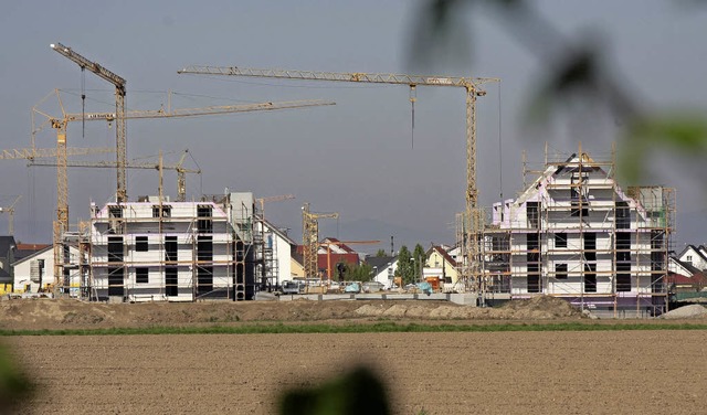 Gebaut wird viel in Endingen, allerdin...uf bezahlbare Mieten angewiesen sind.   | Foto: Martin Wendel