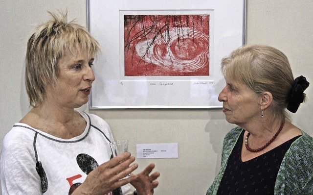 Ulli Olbrecht (links) fachsimpelt mit Ulrike Bach.   | Foto: Erich Krieger