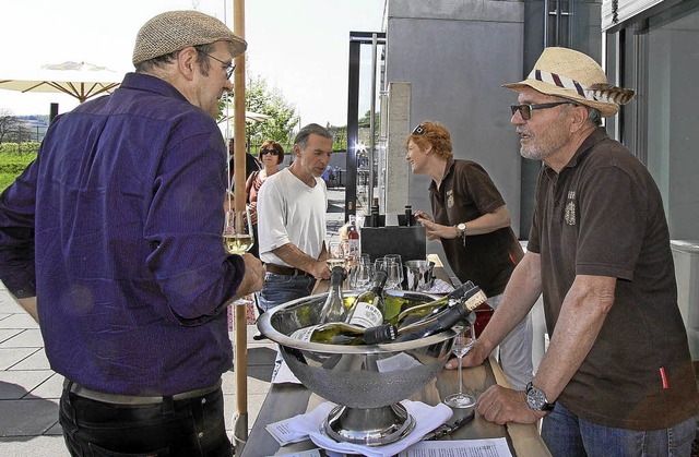 Die Besucher des Frhlingsmarkts im Weingut Abril genossen  die edlen Tropfen.    | Foto: Herbert trogus