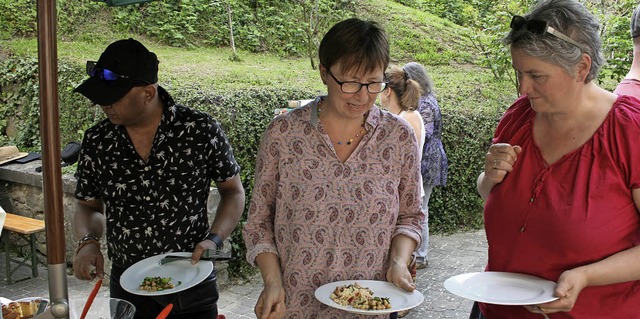 Im Pfarrhof in Oberrotweil lieen  sic...n aus der arabischen Kche schmecken.   | Foto: Senta Knecht