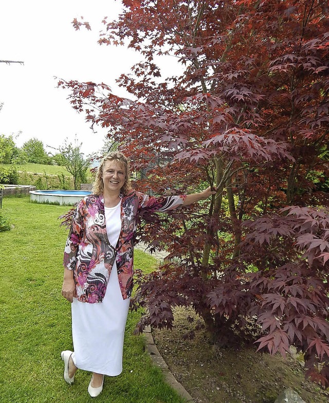 Linda Wagner ist stolz auf den roten A... prchtigen Blickfang entwickelt hat.   | Foto: Claudia Gempp