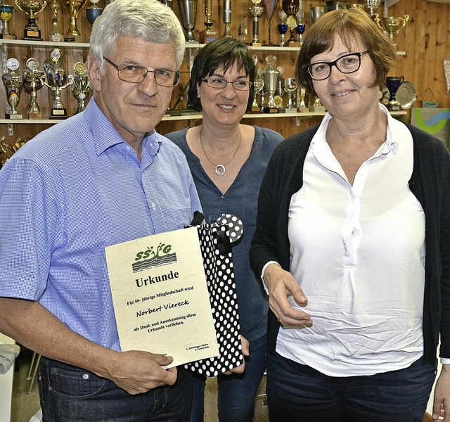 Norbert Viereck wird von  Stellvertret...rerin Tanja Loos fr 50 Jahre geehrt.   | Foto: Heinz Vollmar