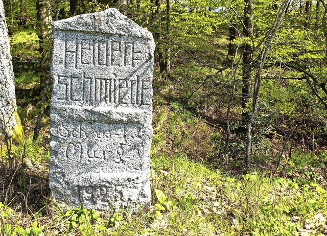 Dieser rund 90 Jahre alte Gedenkstein ...n und Bergbauaktivitten auf dem Wald.  | Foto: Adam