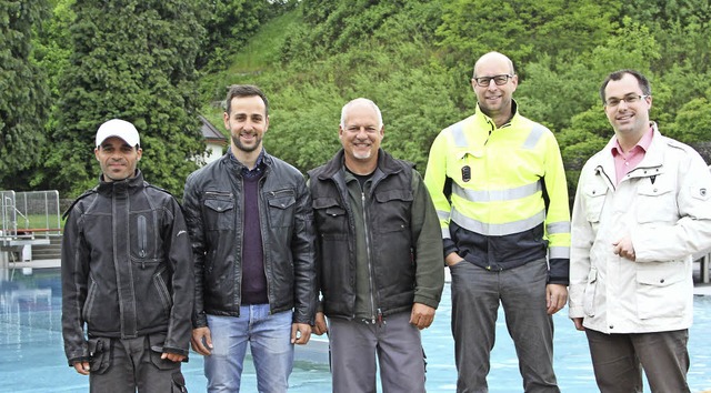 Das neue Team des Gartenstrandbads mit...spacher und Rathauschef Ulrich Krieger  | Foto: Susanne Kanele