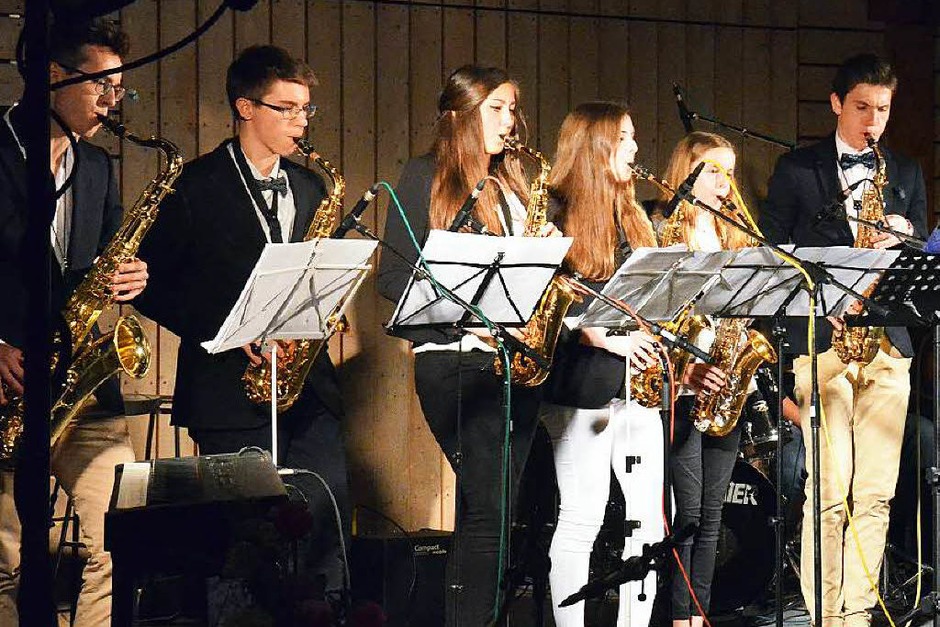Rund zweieinhalb Stunden lang haben die Schüler und Lehrer ihre vielen Zuhörer in der Pater-Alfred-Delp-Halle des Kollegs St. Blasien mit zum Teil selbst komponierten Songs unterhalten. (Foto: Sebastian Barthmes) Rund zweieinhalb Stunden lang haben die Schüler und Lehrer ihre vielen Zuhörer in der Pater-Alfred-Delp-Halle des Kollegs St. Blasien mit zum Teil selbst komponierten Songs unterhalten. (Foto: Sebastian Barthmes)
