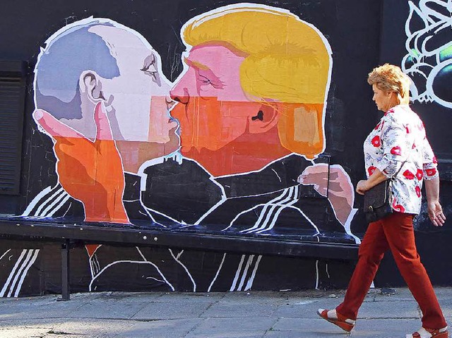 &quot;Bruderkuss-Graffiti&#8222; von Putin und Trump in Litauen.  | Foto: AFP