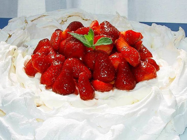 Riesenbaiser mit Erdbeeren: die Pavlova   | Foto: stechl