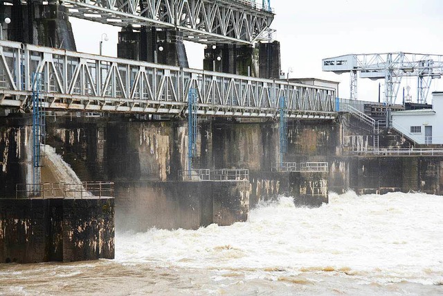 Drei Tore des rheinischen Stauwehrs M...l am Rhein waren am Freitag geffnet .  | Foto: Hannes Lauber