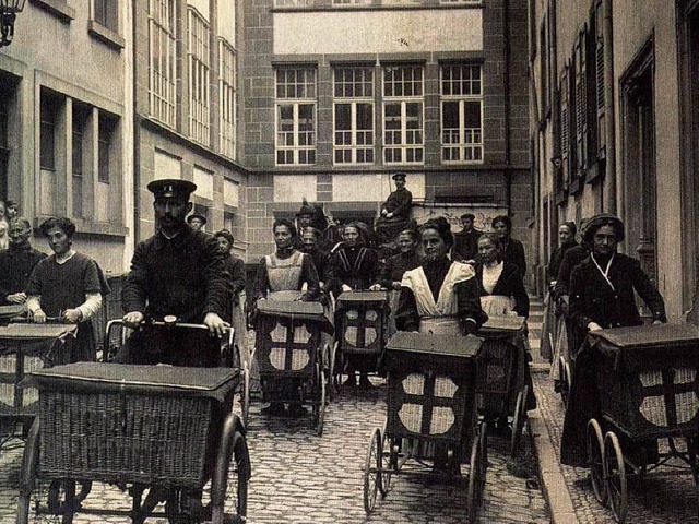 Zeitungsaustrger im Martinsgssle in den 1920er Jahren  | Foto: Poppen und Ortmann