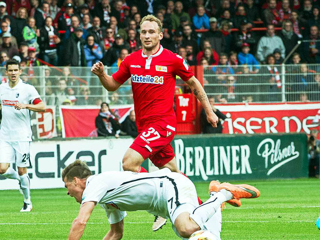 Florian Niederlechner (unten) eher weniger: Viel Krampf, viel Kampf prgten das Spiel.