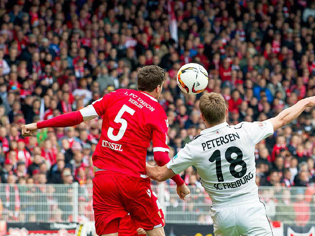 Auch Nils Petersen durfte hier beim Kopfballduell gegen Kapitn Kessler (l.) eine Kostprobe nehmen.