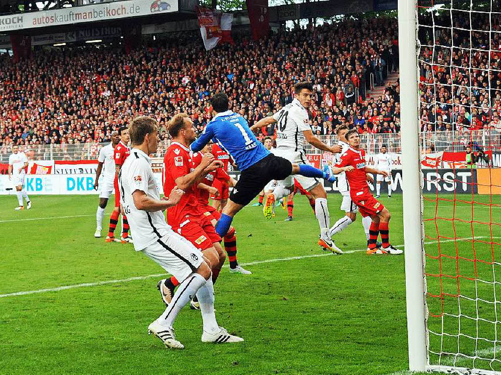 Ergebniskosmetik vom Feinsten: Marc-Oliver Kempf (neben dem Keeper rechts) setzt den Ball ins Tor zum 1:2.