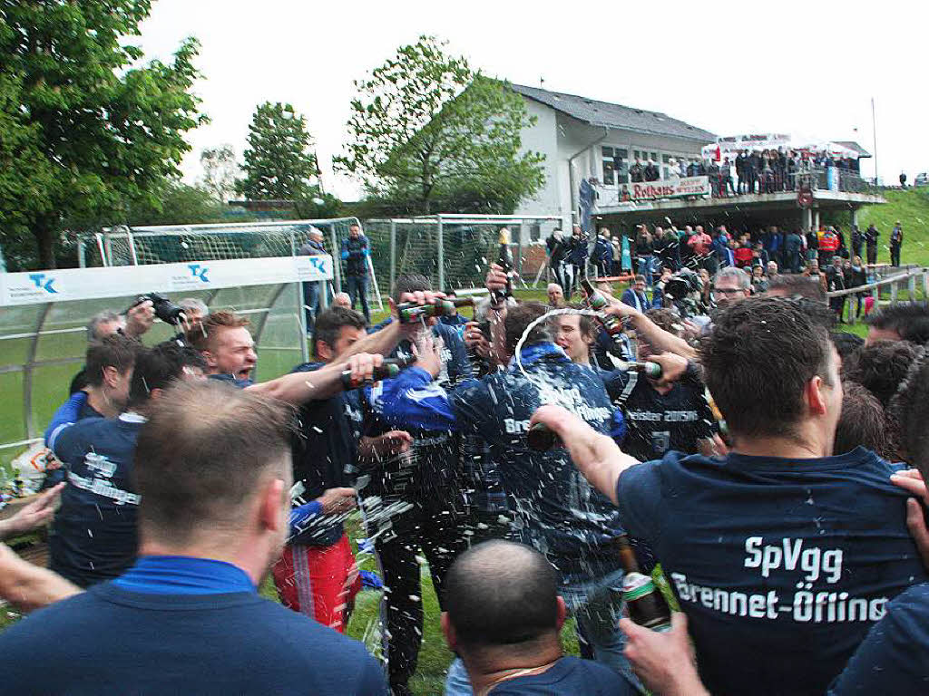 Grenzenloser Jubel bei der SpVgg Brennet-flingen ber den Aufstieg in die Bezirksliga.