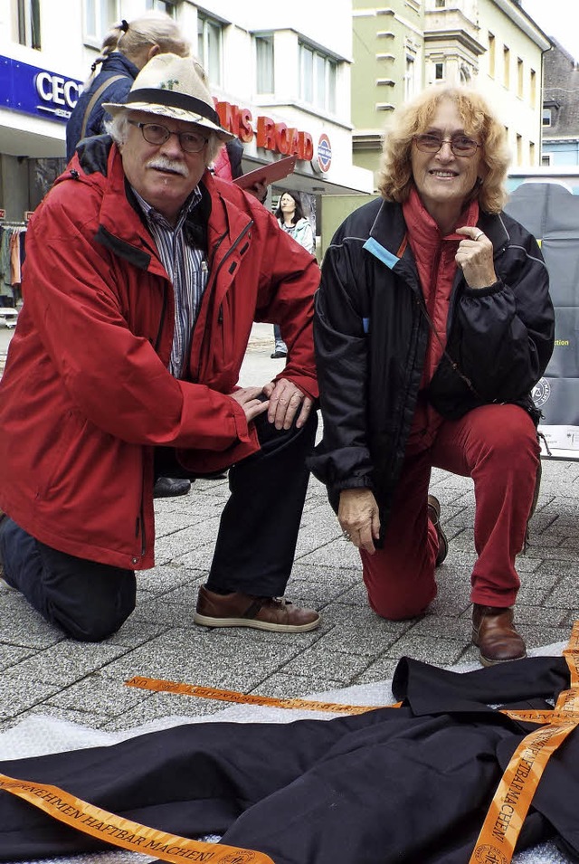 Willi Moosmann vom Murger und Christa Kohlbrenner vom Wehrer Weltladen.   | Foto: Elena Butz