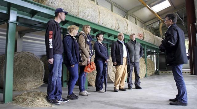 Im Innern der grauen Halle (siehe unte...tert Besuchern den technischen Ablauf.  | Foto: Erika Sieberts