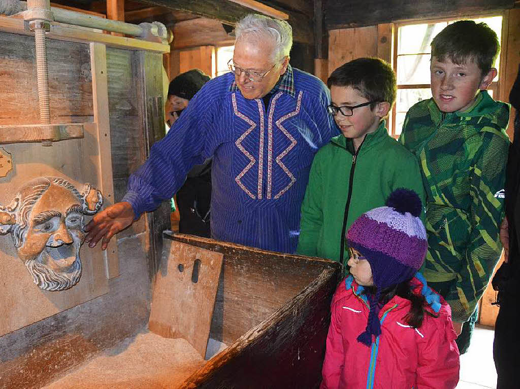 August Frderer erklrt Kindern die Funktion des Kleiekotzers.