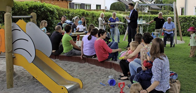 Brgermeister Andreas Hall bergibt da...muckstck am Roteckweg  den Familien.   | Foto: Erich Krieger