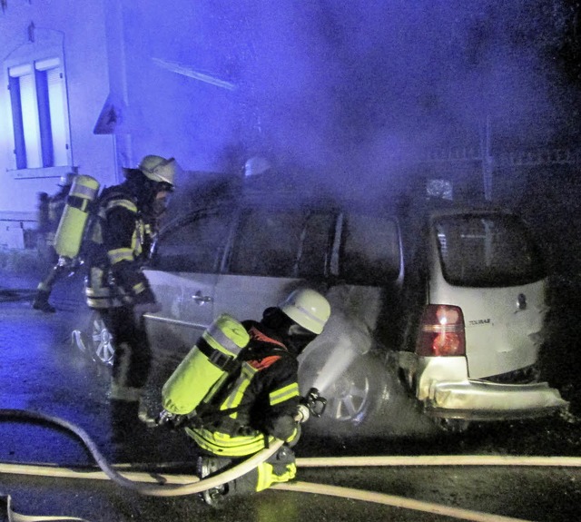 Nicht zu retten: ein brennender Volkswagen.  | Foto: Feuerwehr