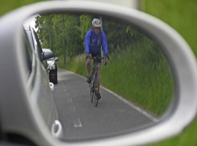 Ein Radfahrer auf dem verblassten Schutzstreifen in Richtung Bahnbergang  | Foto: Peter Gerigk