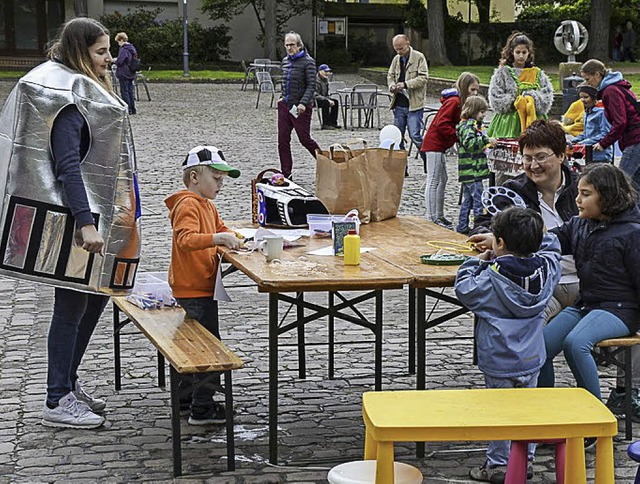 Zu Spiel und Spa und einem nicht ganz...hen Gemeinde auf den Schlossplatz ein.  | Foto: Benedikt Sommer