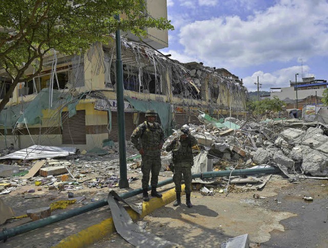 Ein Erdbeben zerstrte in Ecuador in d...rten im Elztal und in Emmendingen an.   | Foto: Fotos: AFP/Sylvia Sredniawa