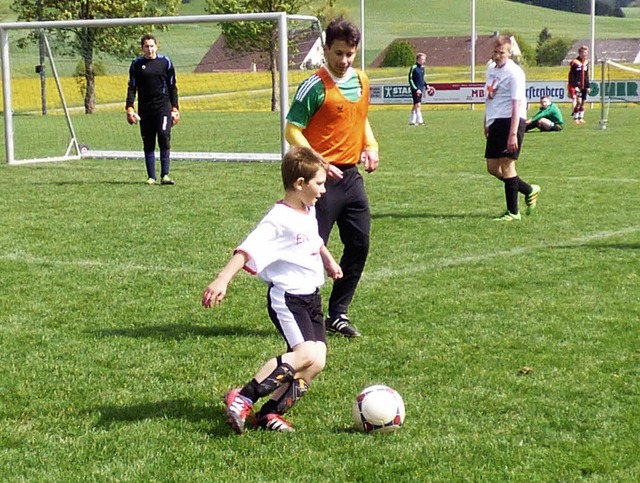 Das Kunterbunt-Fuballturnier birgt so...nd bringt Jung und Alt einander nher.  | Foto: Bombardi