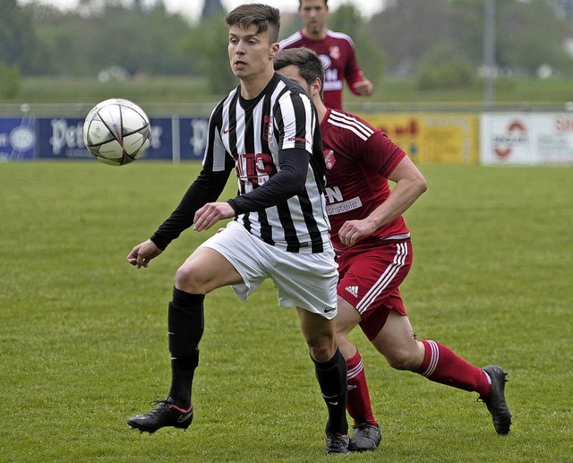 Christian Zimny (am Ball) und der  FSV Altdorf knnen aufatmen.   | Foto:  Pressebro  Schaller